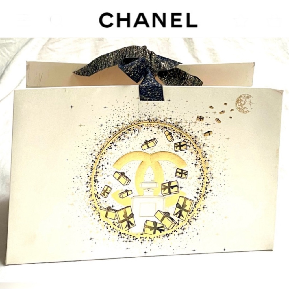 CHANEL Limited Edition Novelty foldable Gift bag/box off white/cream size9x6 NEW
